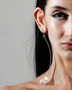 Grande Lacrima Earrings indossati da modella