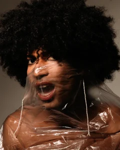 Lungo pianto indossato da modello