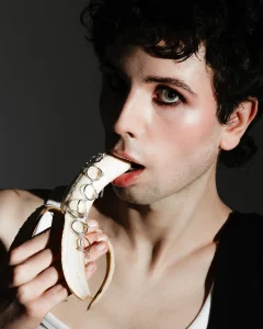 Catena Choker color argento indossato da modello