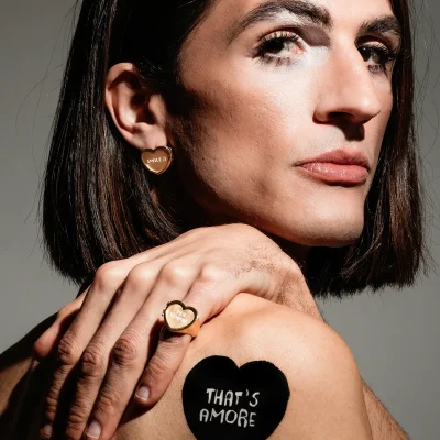 Mood-swings-CuoreEarrings-I modello che indossa Cuore Errings