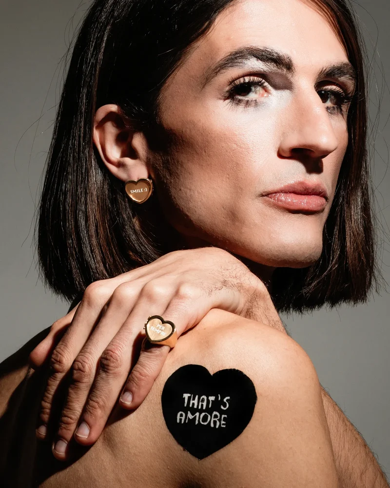 Mood-swings-CuoreEarrings-I modello che indossa Cuore Errings