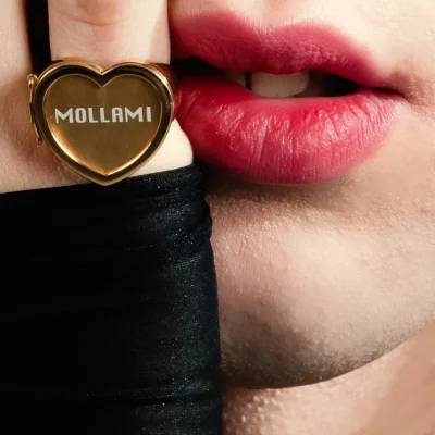 Mood-swings-CuoreRing-I Cuore Ring con targhetta Mollami indossata su dito di modella