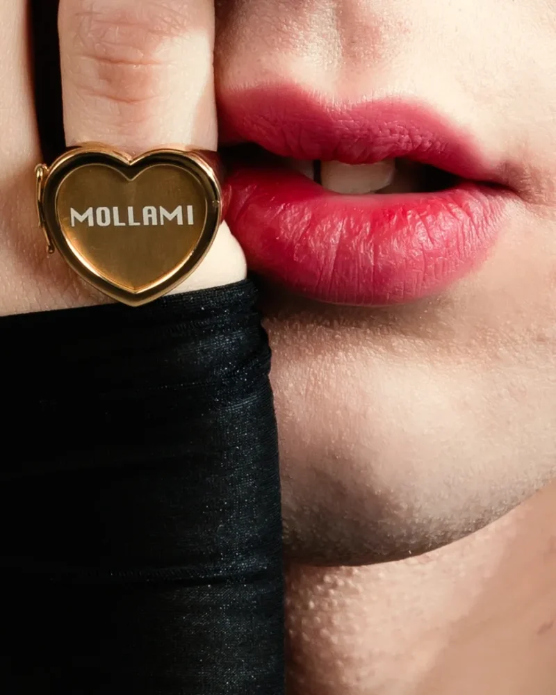 Mood-swings-CuoreRing-I Cuore Ring con targhetta Mollami indossata su dito di modella