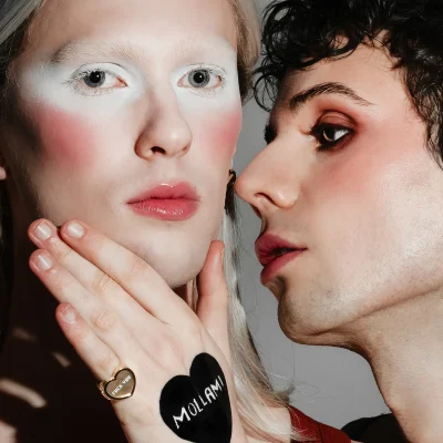Mood-swings-CuoreRing-M Cuore Ring con targhetta Fu*k you indossata su dito di modella