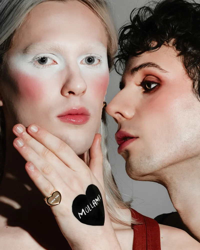 Mood-swings-CuoreRing-M Cuore Ring con targhetta Fu*k you indossata su dito di modella