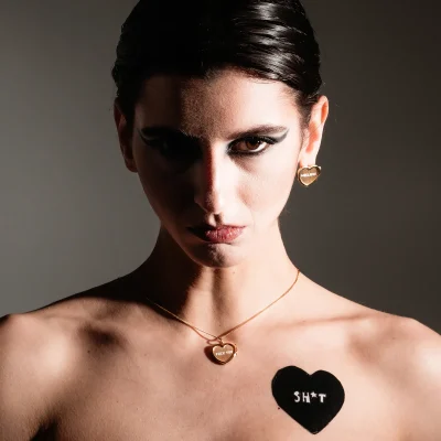 Mood-swings-FuckYou Cuore Chain e Earrings indossati da modella