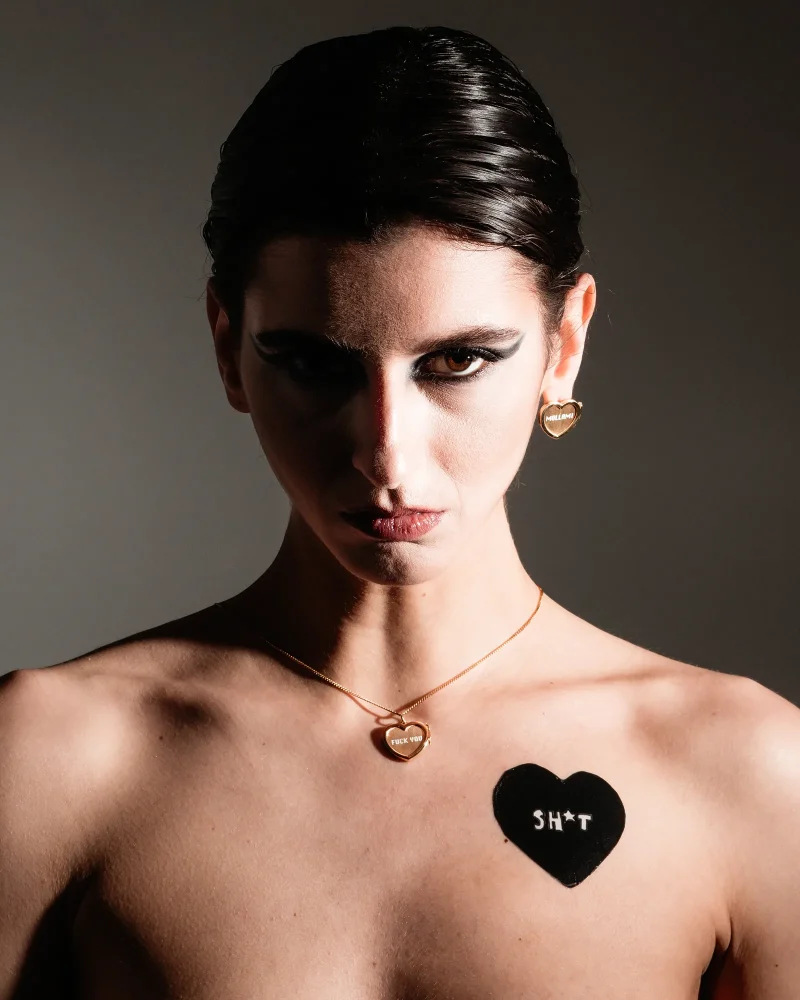 Mood-swings-FuckYou Cuore Chain e Earrings indossati da modella