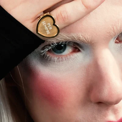 Mood-swings-PerSempre Viso di modello che indossa anello con targhetta Per sempre nel mignolo