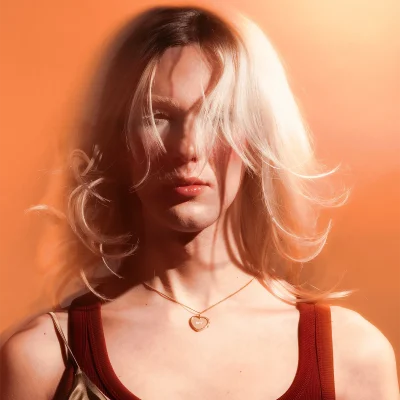 Modella che indossa Targhetta Sh*t color oro nella catena