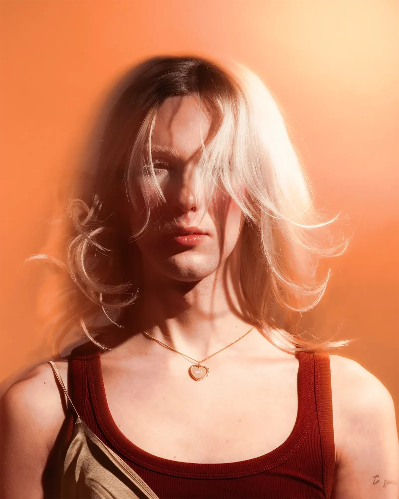 Modella che indossa Targhetta Sh*t color oro nella catena